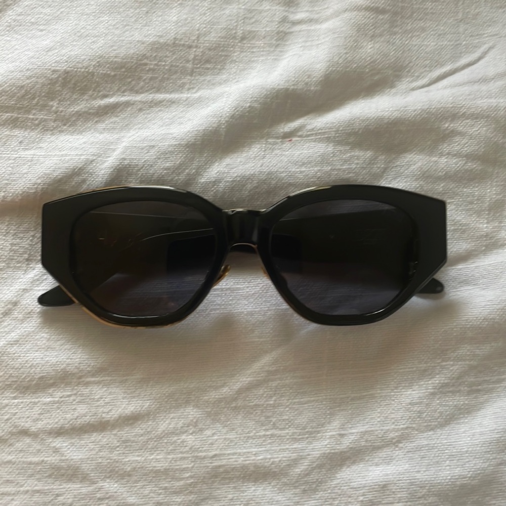 Dezi charge it sunglasses. Never worn
